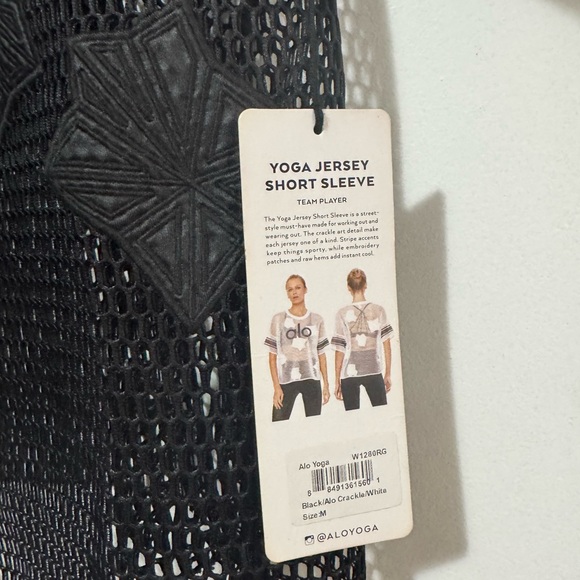 BNWT Rare 🦄 ALO Yoga Jersey Short Sleeve Top Size Medium Crackle Black & White - Picture 6 of 9